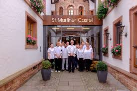 Gepflegtes restaurant mit exzellenter küche. Restaurant Sankt Martiner Castell In St Martin In Der Pfalz