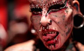 Así era antes el rostro de la 'Mujer Vampiro'