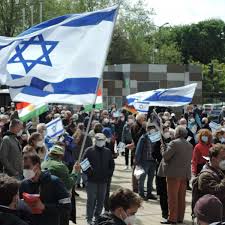 Stefan bauer zeigt also ebenso eine weiße seite der demo. Demo In Giessen Hamas Propaganda Und Angriff Auf Lokalpolitiker Mit Israel Flagge Giessen