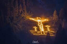Trentino und außerdem in den drei ladinischen gemeinden col, fodom/buchenstein und cortina d'ampëz/ampezzo). Herz Jesu Feuer In Nesselwangle Reutte