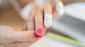 Cómo hacerte las uñas de gel en casa. Como Quitar El Esmalte De Gel Y Unas Acrilicas En Casa Mamaslatinas Com