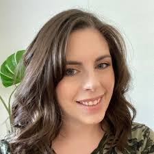 Sara Packard's Instagram, Twitter & Facebook