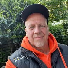 Take a look at this beautifully crafted piece by Harry Lenton! He knocked  it out of the park with this curved roof model! Top plate and purlin in a  curved roof. Red