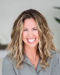 Danielle Mungo's Instagram, Twitter & Facebook