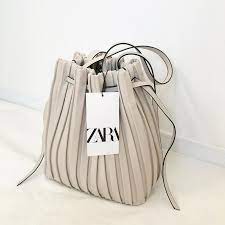 newin おzaraさんの エコレザースカートと一緒にぽちっとした プリーツバッグだけが 届きました スカートは在庫がなく勝手にキャンセルされた件ね 淡いブルーも可愛いけど 合わせやすいベージュに ちなみに大きいサイズです なぜか小さいサイズ