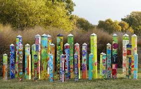 Garden Totems 28 Design Ideas In Glass Ceramic Mosaic And Wood Mosaic Garden Art Art Pole Garden Poles
