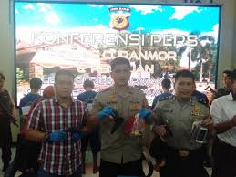 1 juru kamera dengan 2 kamera jadul 8mm. Konferensi Pers Kasus Curanmor Serta Kasus Penipuan Dan Penggelapan Oleh Polres Purwakarta Dan Polsek Kota Purwakarta Gi News Tv Investigasi