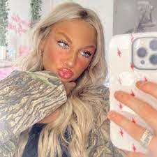 Candice Hayley's Instagram, Twitter & Facebook