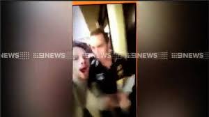 Tur mağlubiyetinden sonra, clarkson'un adelaide'deki bir otelin önünde bir hayranın boğazını kaptığı izlenimi veren görüntüler yayınlandı. Hawthorn Coach Alastair Clarkson Lashes Out At Afl Fan After Hawks Loss Daily Mail Online
