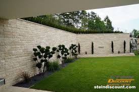 Gartenmauer In Naturstein Gartenmauer Naturstein Sichtschutzstein In 2020 Large Backyard Landscaping Modern Garden Backyard Landscaping