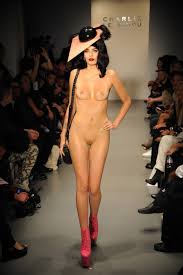 Daring naked runway displays that arouse your senses