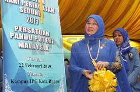 Beliau juga mempunyai dua adik beradik angkat, iaitu kekandanya tunku soraya dan tunku sarina (meninggal 1991). Girl Guides Taught Me To Be A Leader Permaisuri Agong