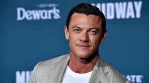 Mini-Midlife-Crisis: Luke Evans ließ sich ein Tattoo stechen