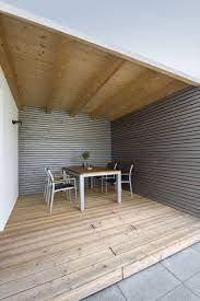 geschutzter sitzplatz draussen holzterrasse sitzplatz haus