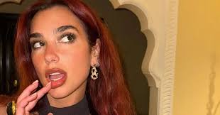Dua Lipa cambia nuovamente look: addio al rosso per un ritorno alle origini