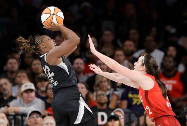 Las Vegas Aces guard Chelsea Gray during a highly physical matchup, do AI tạo