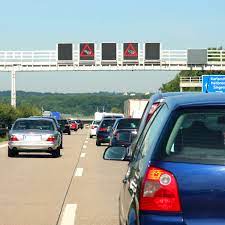 Wer einen omnibus des linienverkehrs oder einen gekennzeichneten schulbus führt, muss warnblinklicht einschalten, wenn er sich einer haltestelle nähert und solange fahrgäste ein. Warnblinklicht Wann Mussen Sie Es Einschalten Adac