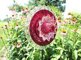 The complete list of supplies as well as the tutorial on making garden art flowers is found on empress of dirt. 20 Upcycled Garden Glass Flowers Made Of Old Plates