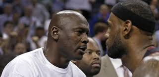 Abrazo histórico entre Michael Jordan y LeBron James