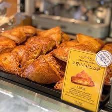 8월의 빵 교황님의 치즈스콘🧀 2014년 8월, 프란치스코 교황님 방한당시 교황님의 식탁에 올라간 바로 그 치즈스콘! 깊고 진한  치즈의 풍미가 살아있는 부드러운 치즈스콘을 만나보세요🙂 . 케익부띠끄 본점•dcc점•롯데점에서 8월 쿠폰 제시시, 치즈스콘을  드립니다🙌🏻 .