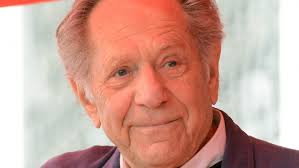 George segal, a longtime leading man in movies who can be currently seen as the lovable grandfather on abc's the goldbergs, died tuesday. Inkilasvenjsmm