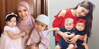 Biasanya untuk pasangan yang sudah lama belum memiliki keturunan dan pada suatu saat terjadi keajaiban yakni istri mengandung, kemungkinan besar mereka ingin mendapatkan jumlah anak dua sekaligus. 10 Potret Adu Kebersamaan Ratna Galih Dan Syahnaz Sadiqah Saat Asuh Anak Kembar Mereka Menggemaskan Kapanlagi Com