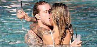 Diesmal handelt es sich um moderatorin sophia thomalla und profifußballer loris karius. News Von Jetzt Karius Gibt Liverpool Fur Thomalla Den Final Korb News