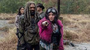 Not knowing what to do he sets out to find his family, after he's done that, he gets connected to a group to become the leader. The Walking Dead Staffel 10 Cliffhanger Lasst Fans Zappeln Tv