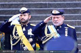 Sultan johor, sultan ibrahim sultan iskandar semalam berkongsi kebolehannya memasak hidangan 'lamb chop' yang disaluti serbuk roti (bread crumbs) serta kentang putar. Don T Meddle In Johor Affairs Sultan After Pm Mahathir Says He Will Pick New Chief Minister Cna