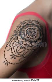 Da diese stelle bei frauen nicht besonders groß ist, ist sie eher für kleinere tattoos und dekorative schriftzüge als für bildmotive geeignet. Closeup Freshly Done Henna Tattoo On Woman S Shoulder Stock Photo Alamy