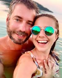 Včera sme si dali paraaadny narodeninový výlet loďkou popri ostrove s  kamošmi⛵️ Rybačka, grilovačka na opustenej pláži, kúpačka pri západe  slnka😍 Ak niekedy prídete dole na juh Kambodže, určite si zvrtnite aj