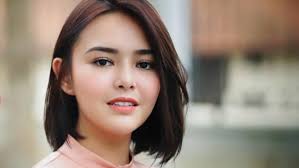 Trend model gaya rambut super pendek artis selebritis via grosirpekalongan.blogspot.com. Gaya Potongan Rambut Bob Pendek Di Tahun 2021 Ala Selebriti Indonesia Foto 1