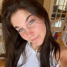 Emily Toth's Instagram, Twitter & Facebook