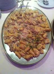 Pasta alla norcina është një pjatë tipike e kuzhines italiane umbrian përgatitur me norcia sallam shpërbë në një tigan me vaj dhe qepë, krem të freskët, zhardhok këpurdhash dhe pecorino djathë. Paccheri Alla Norcina Bild Von Hotel Calgary Casalbordino Tripadvisor