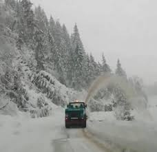 A passo di giau oggi cieli in prevalenza poco nuvolosi al mattino, con rapido aumento della nuvolosità con neve debole dal pomeriggio. Maltempo Slavina Sul Passo Cimabanche Chiuso Anche Passo Giau Pericolo Valanghe Non Mettetevi In Viaggio Il Dolomiti