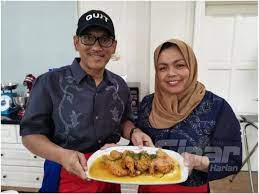 Bermula dengan job solekan artis, saya juga pernah menyolek isteri menteri besar perak, dr nomee ashikin mohammed radzi. Dr Nomee Ashikin Mohammed Radzi Sinar Harian