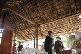 Pengendara mobil ayla, yehezkiel fibrianus christy erungan (20), yang merupakan warga jalan haya wuruk, kabupaten mojokerto, diduga tak memperhatikan lampu. Ngawi Pemerintah Kabupaten Ngawi