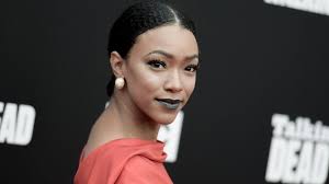She made news by being the first female lead in star trek history and is among the talented actresses we have. Walking Dead Star Sonequa Martin Green Cast As New Star Trek Lead Bbc News
