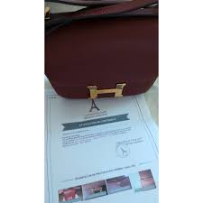 Les sacs sont un tel engouement pour certains qu'ils sont même prêts à payer plus que ce qu'il en coûterait pour une voiture pour posséder certains de ces sac en cuir qui ressemble à une sacoche avec un type spécial de fermoir en métal à l'avant ; Sac De Luxe D Occasion Constance Hermes Mini