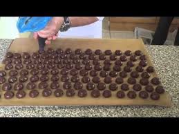 Fabrication Truffes Au Chocolat Menagere Youtube Chocolate Decorations Chocolate Mille Feuille