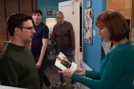 Stačí ubrat dva dny, přidat jeden chod a máte jasnou představu, o co běží. Friday Night Dinner Season 6 Cast Who Stars In The New Series On Channel 4 And What Time It S On Tonight