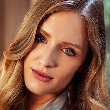 Holly Dowell's Instagram, Twitter & Facebook