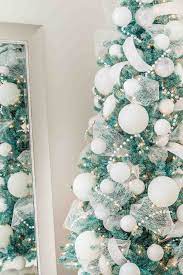 55 Idees Deco Creatives Avec Sapin De Noel En Blanc Et Bleu Deco De Fete Decoration De Noel Zenidees Sapin De Noel Sapin De Noel Blanc Couleurs De Noel