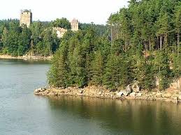 Gelegen inmitten des obersten kamptalstausees befindet sich der naturcampingplatz auf. Stausee Ottenstein Mit Ruine Lichtenfels Waldviertel Niederosterreich Austria Stausee Ausflug Skiurlaub