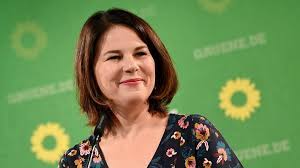 Die union führt in der wählergunst nach wie vor. Ard Deutschlandtrend Grune Vor Cdu Und Csu Br24