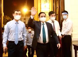 Có phụ huynh đã dùng tiền du học của con trai để ủng hộ quỹ sau khi người con nhận được học bổng. Cpezgztrzkef4m