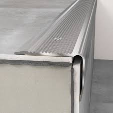 Bewohner und gäste treten sicherer auf und die sturzgefahr sinkt deutlich. Treppenkantenprofil 40 X 30 X 1200 Mm Silber Treppenkante Aluminium Treppenkanten Winkel Treppenkantenprofile Bodenleisten Metallprofile Profileisten