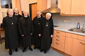 Hier werden die figuren im alltag sehr detailliert dargestellt, so strickt die frau sitzend an einem tuch. Elisabeth Schwestern Geben Essener Haus Nazareth Auf