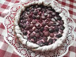 La crostata ricotta e ciliegie ha un sapore ricco dato dal ripieno simile a quello dei cannoli siciliani, buona e adattissima per le feste estive all'aperto. Crostata Al Cioccolato Ciliegie E Ricotta Pasticciando Con Carla