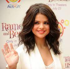 Selena Gomez In Ramona And Beezus New York Premiere Medium Length Curly Hair Hair Hair Styles